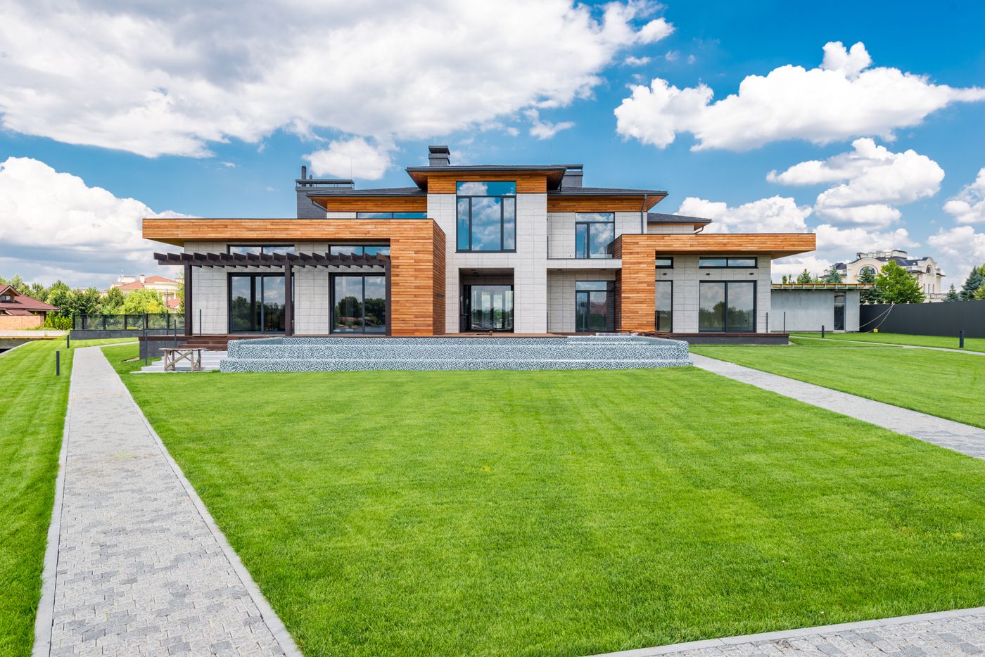 Maison avec de grandes ouvertures vitrées — photographie d’illustration